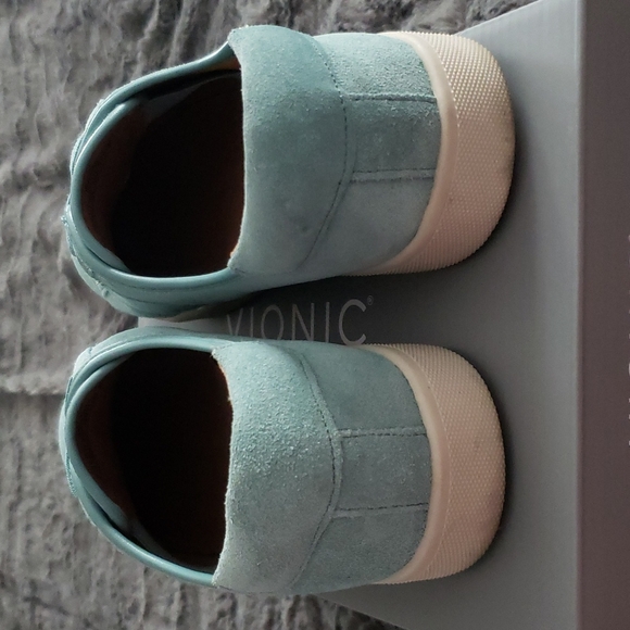 VIONIC Jean Suede Water Resistant Sneakers with "free socks" - Picture 3 of 7